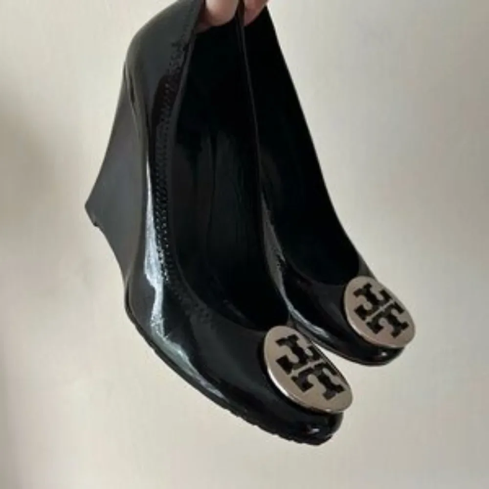 Tory Burch Designer Black Patent Leather Wedge Pumps Heel 8.5